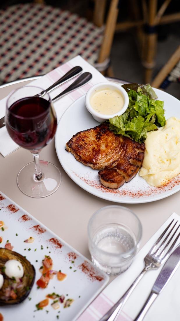 Poitrine de cochon confite, purée et salade