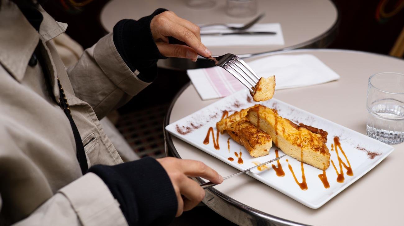 Part de tarte Tatin servie à table
