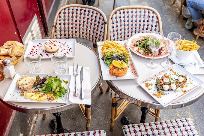 Tables dressées en terrasse, vue du dessus
